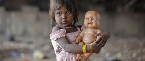 niña india con muñeca